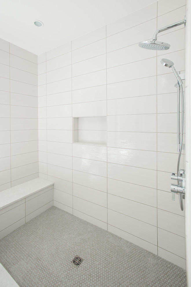 Свежая идея для дизайна: большая главная ванная комната в современном стиле с фасадами с утопленной филенкой, белыми фасадами, отдельно стоящей ванной, душем в нише, унитазом-моноблоком, белой плиткой, каменной плиткой, серыми стенами, мраморным полом, настольной раковиной, мраморной столешницей, серым полом и душем с распашными дверями - отличное фото интерьера