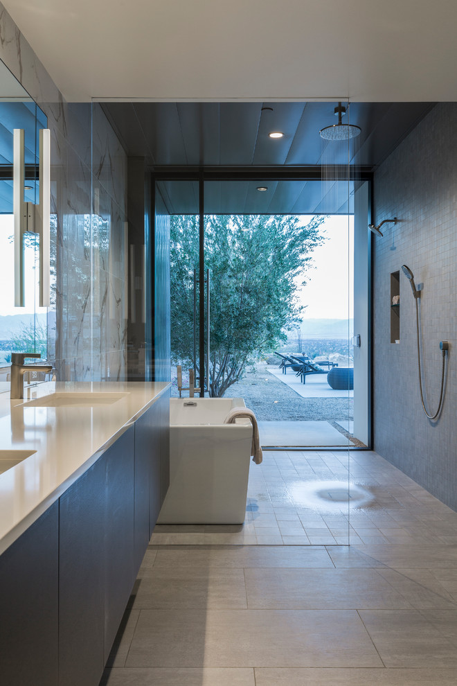 Пример оригинального дизайна: большая главная ванная комната в современном стиле с плоскими фасадами, темными деревянными фасадами, отдельно стоящей ванной, открытым душем, унитазом-моноблоком, разноцветной плиткой, керамогранитной плиткой, белыми стенами, полом из керамогранита, накладной раковиной и столешницей из кварцита