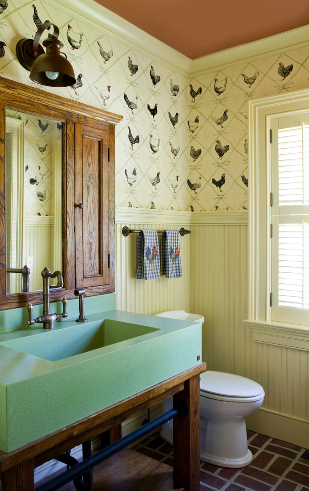 ニューヨークにある高級な小さなカントリー風のおしゃれなバスルーム (浴槽なし) (コンソール型シンク、中間色木目調キャビネット、青いタイル、テラコッタタイル、レンガの床) の写真
