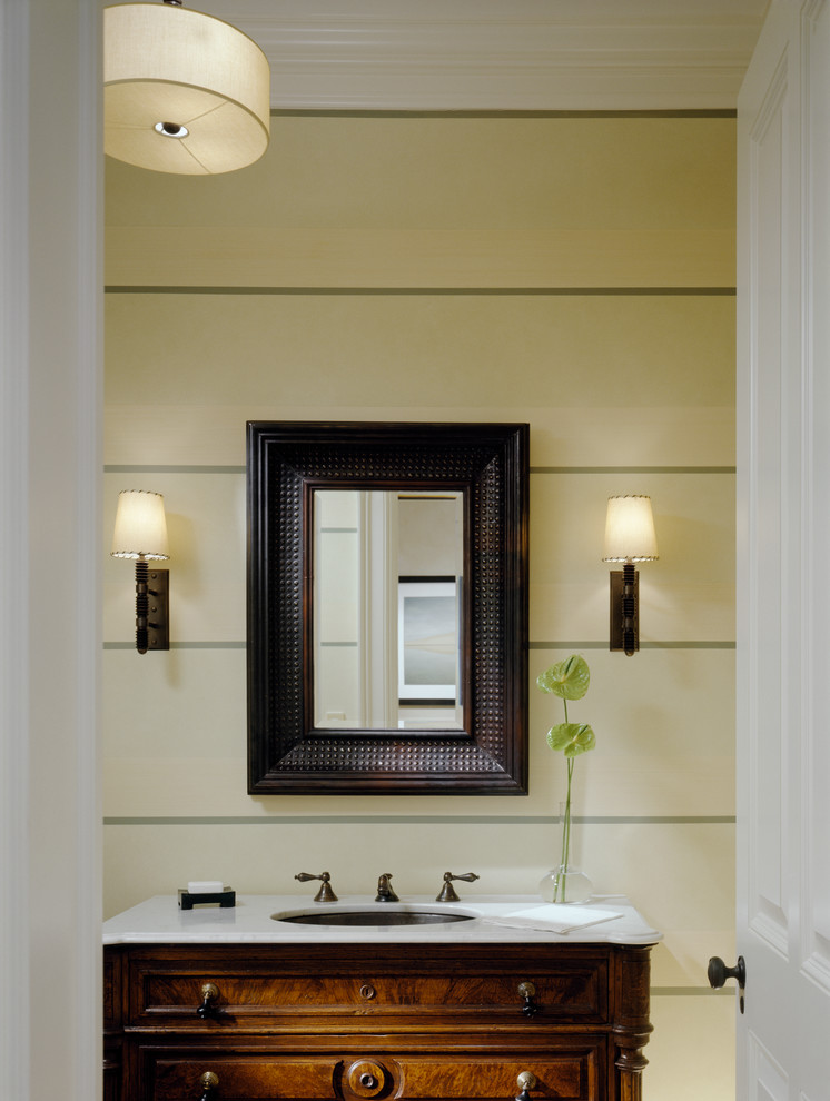 Immagine di una stanza da bagno con doccia contemporanea di medie dimensioni con ante in legno bruno e top in marmo