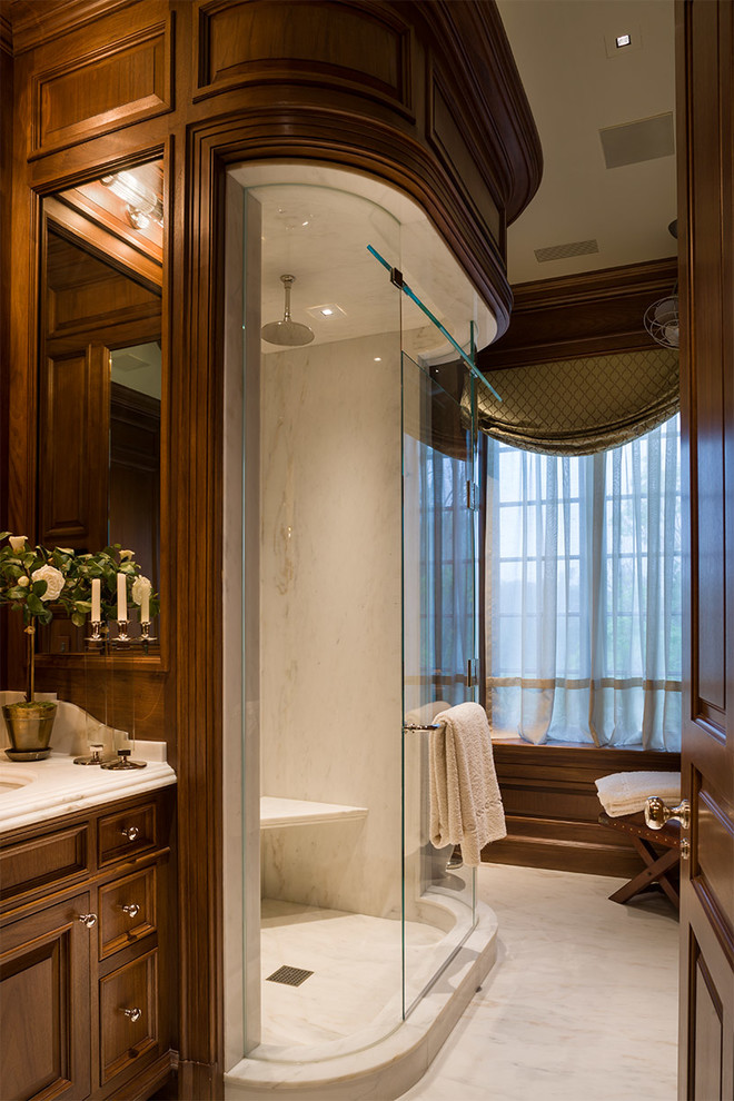 Inspiration pour une grande salle de bain traditionnelle en bois foncé avec un lavabo intégré, un carrelage blanc, des carreaux en terre cuite et un sol en marbre.