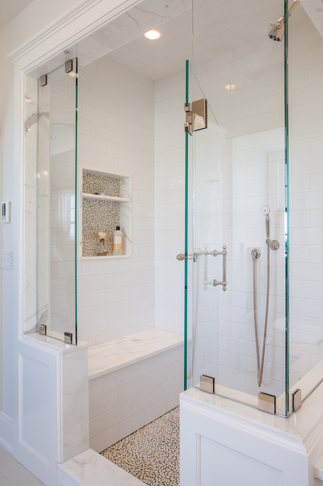 Idee per una stanza da bagno classica di medie dimensioni con ante lisce, ante bianche, top in marmo, vasca da incasso, doccia aperta, piastrelle bianche e pareti bianche