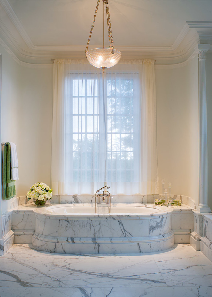 Inspiration för stora klassiska en-suite badrum, med ett platsbyggt badkar, vita väggar och marmorgolv