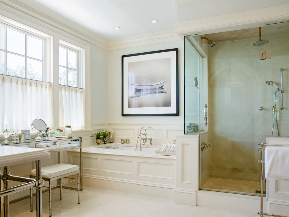 Idée de décoration pour une salle de bain tradition avec une baignoire encastrée, une douche d'angle, un carrelage beige et un mur gris.