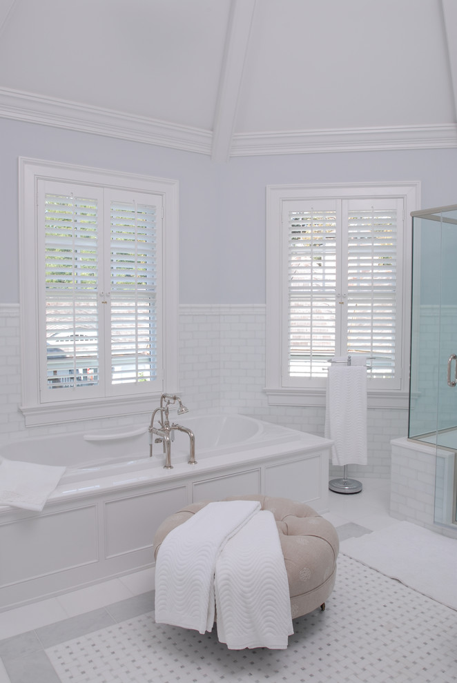 Imagen de cuarto de baño principal actual de tamaño medio con ducha abierta, baldosas y/o azulejos blancos, paredes blancas y suelo de baldosas de cerámica