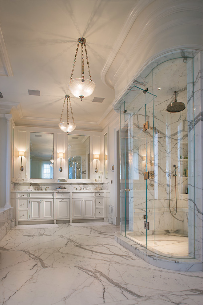 Großes Klassisches Badezimmer En Suite mit Schrankfronten mit vertiefter Füllung, weißen Schränken, Einbaubadewanne, offener Dusche, weißer Wandfarbe und Marmorboden in New York