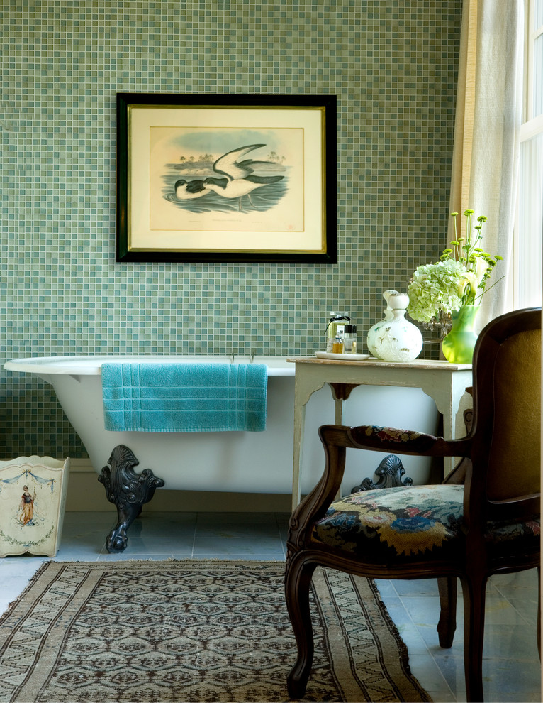 Ejemplo de cuarto de baño principal campestre de tamaño medio con bañera con patas, baldosas y/o azulejos azules, paredes azules y suelo de baldosas de cerámica