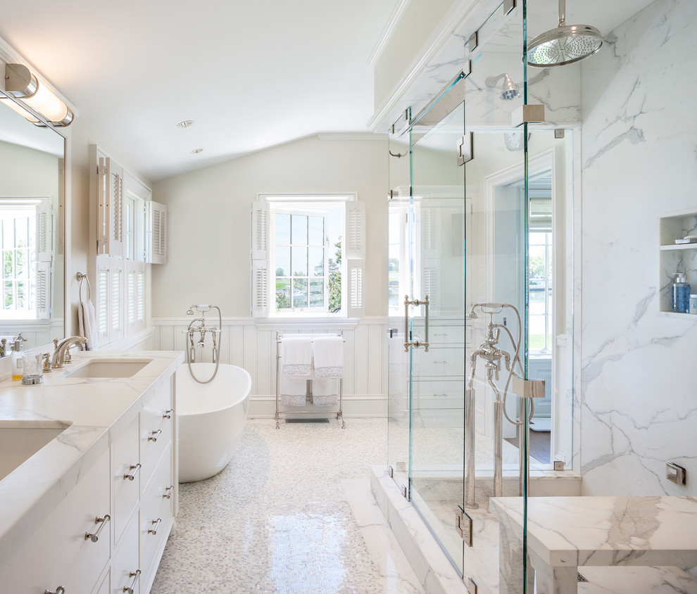 Источник вдохновения для домашнего уюта: главная ванная комната среднего размера в классическом стиле с плоскими фасадами, белыми фасадами, мраморной столешницей, отдельно стоящей ванной, белой плиткой, белыми стенами, полом из мозаичной плитки и врезной раковиной
