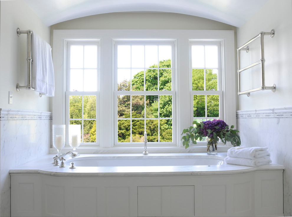 Idéer för mellanstora funkis en-suite badrum, med ett badkar i en alkov, vit kakel och vita väggar