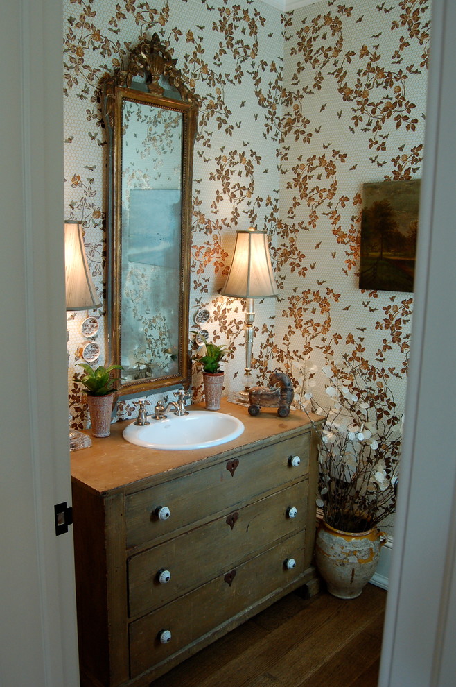 Kleines Landhaus Duschbad mit integriertem Waschbecken, weißen Schränken, Waschtisch aus Holz, brauner Wandfarbe und braunem Holzboden in New York