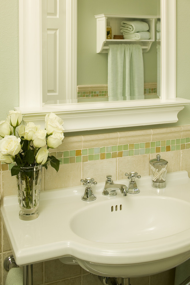 Ejemplo de cuarto de baño tradicional con lavabo suspendido, puertas de armario blancas, baldosas y/o azulejos verdes y baldosas y/o azulejos de vidrio