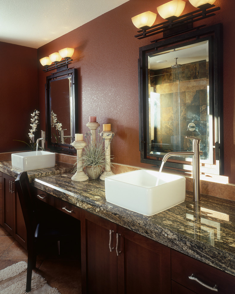 Inredning av ett klassiskt badrum, med ett fristående handfat, skåp i shakerstil, skåp i mörkt trä och granitbänkskiva
