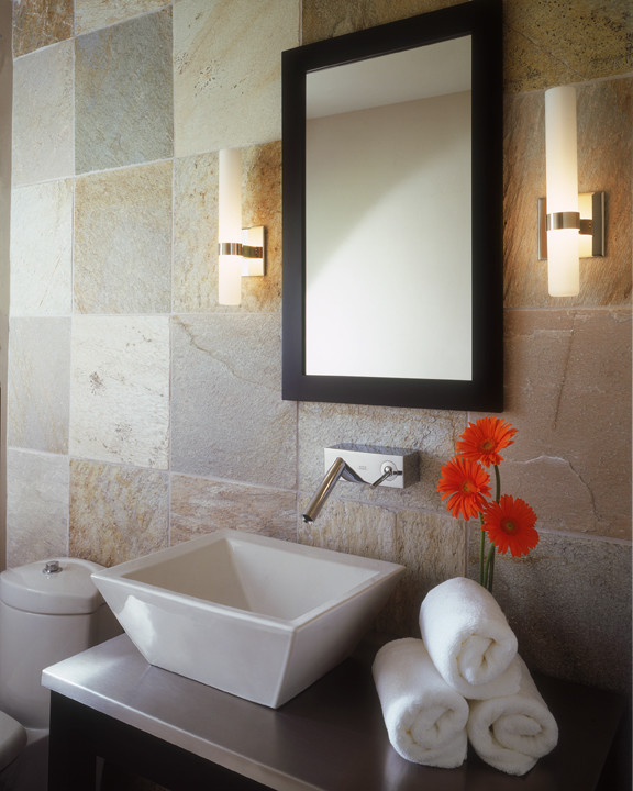 Inspiration för ett funkis badrum, med ett fristående handfat, flerfärgad kakel och stenkakel