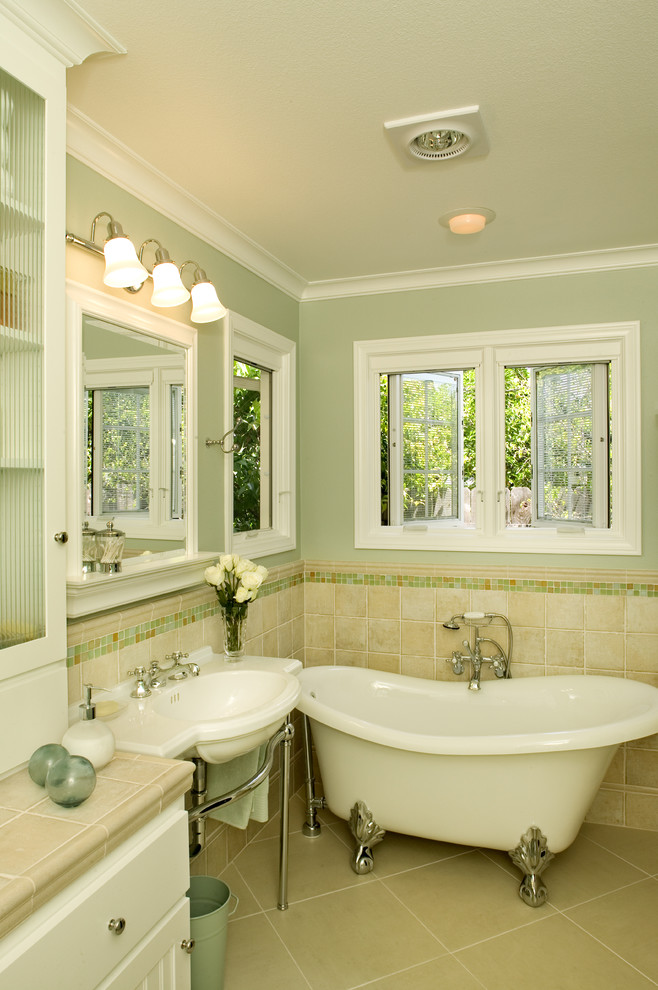 Пример оригинального дизайна: ванная комната: освещение в классическом стиле с ванной на ножках, консольной раковиной, белыми фасадами, столешницей из плитки, бежевой плиткой, керамической плиткой и зелеными стенами