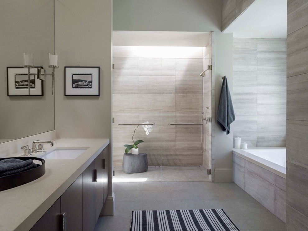 Идея дизайна: ванная комната в современном стиле с врезной раковиной, плоскими фасадами, темными деревянными фасадами, полновстраиваемой ванной, душем в нише и серой плиткой