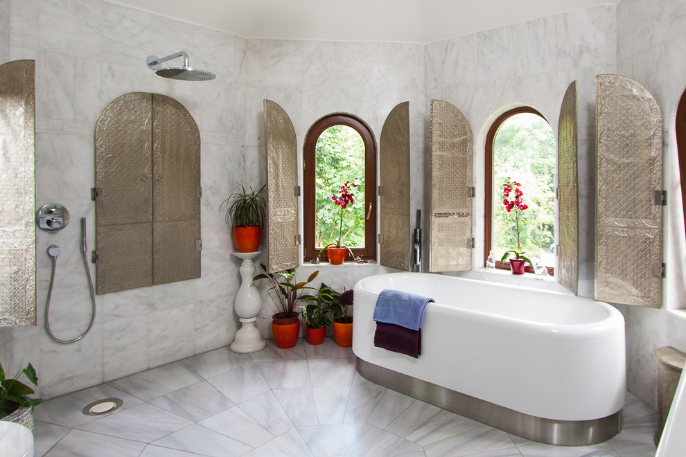Ejemplo de cuarto de baño contemporáneo con bañera exenta, ducha abierta y ducha abierta