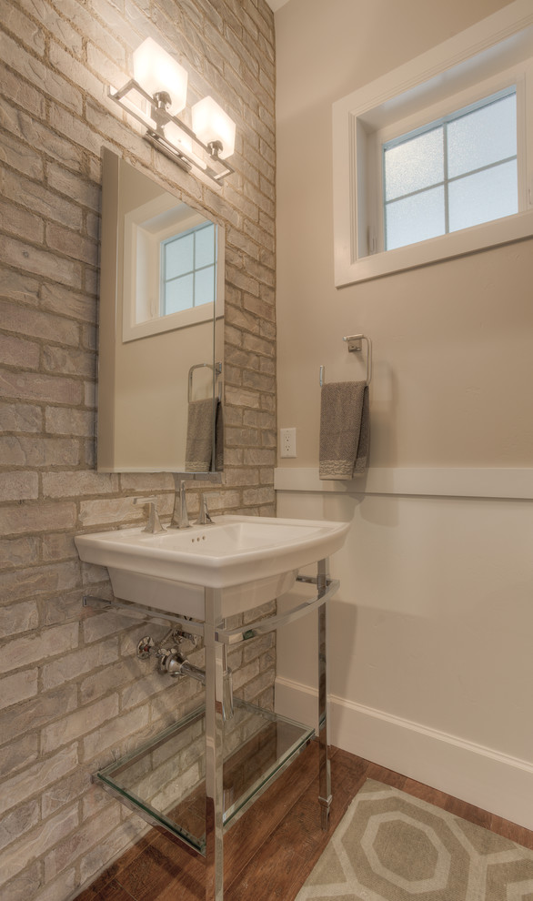 Bild på ett mellanstort industriellt badrum med dusch, med öppna hyllor, beige väggar, mörkt trägolv och ett väggmonterat handfat