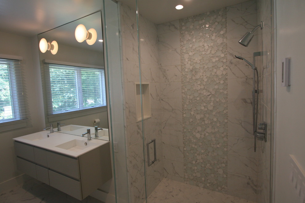 Идея дизайна: главная ванная комната среднего размера в современном стиле с плоскими фасадами, белыми фасадами, душем без бортиков, белой плиткой, каменной плиткой, белыми стенами, мраморным полом и подвесной раковиной
