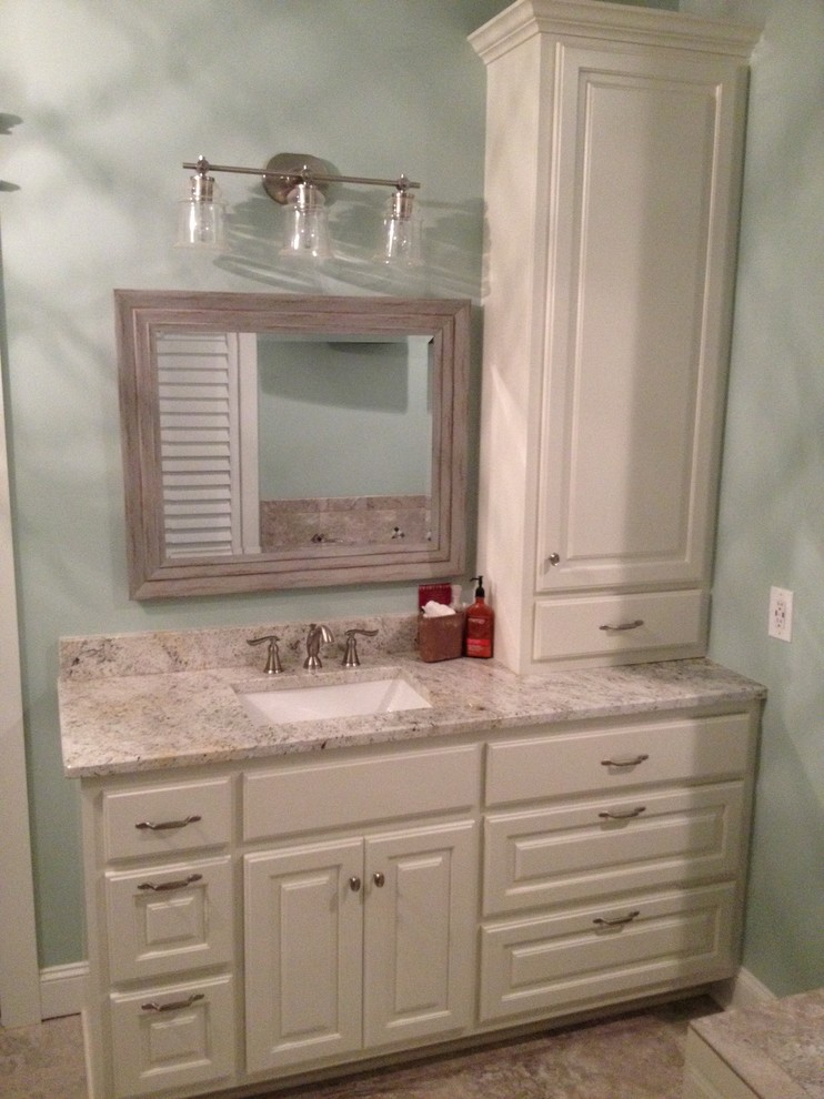 Idéer för ett klassiskt badrum, med luckor med upphöjd panel, beige skåp, ett integrerad handfat och granitbänkskiva