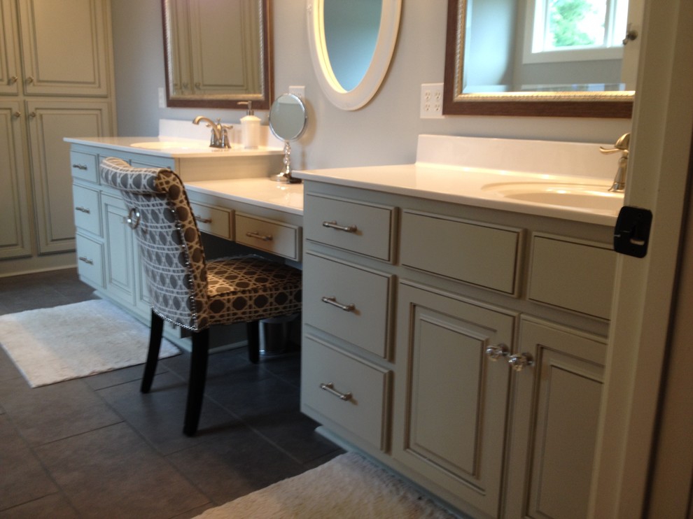 Esempio di una stanza da bagno classica con ante con bugna sagomata, ante beige, lavabo integrato e top in marmo