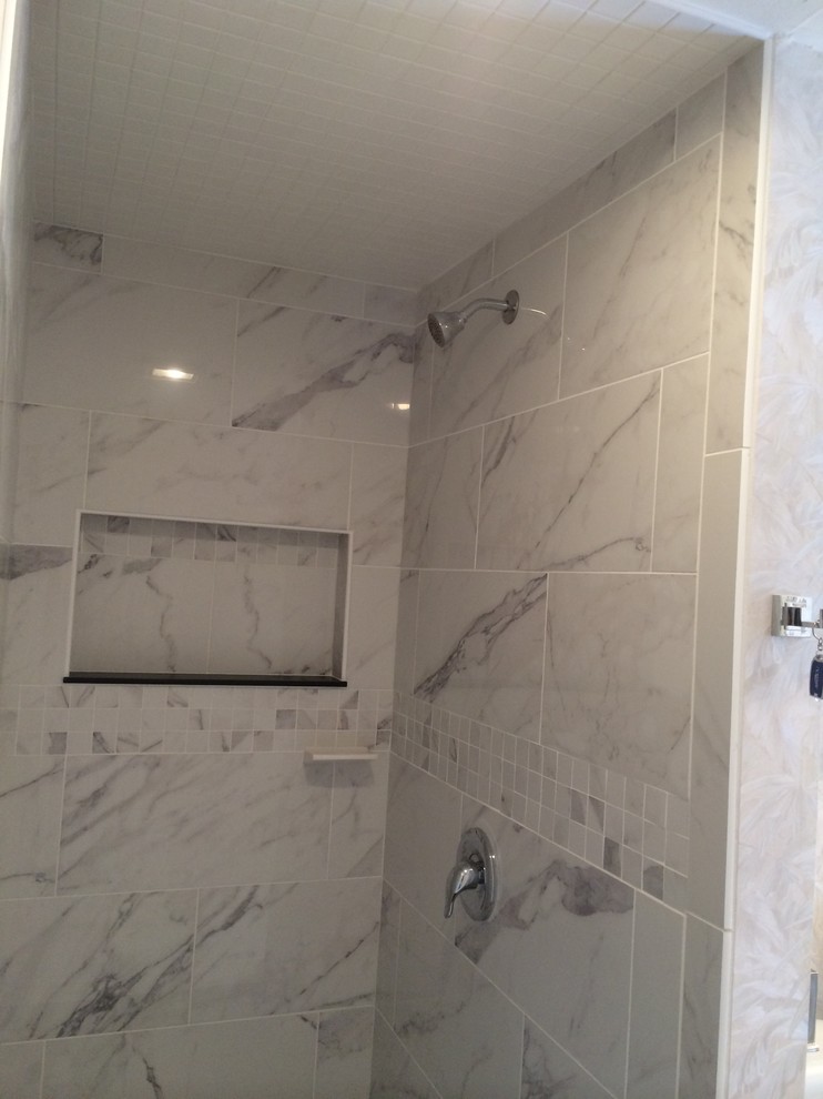 Diseño de cuarto de baño clásico renovado de tamaño medio con ducha a ras de suelo, baldosas y/o azulejos beige, baldosas y/o azulejos de porcelana, paredes blancas y aseo y ducha