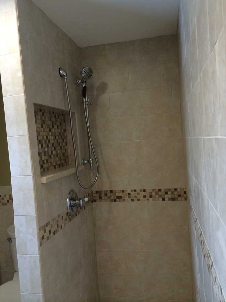 Идея дизайна: ванная комната среднего размера в стиле неоклассика (современная классика) с душем в нише, бежевой плиткой, керамогранитной плиткой, бежевыми стенами и душевой кабиной