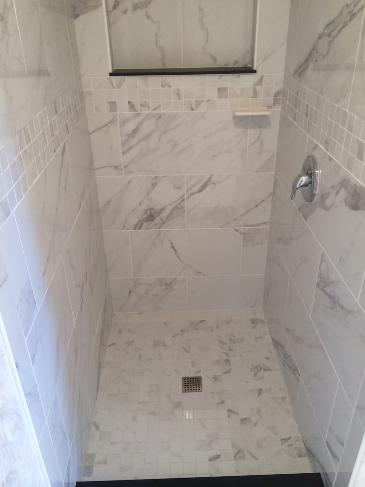 Ejemplo de cuarto de baño clásico renovado de tamaño medio con baldosas y/o azulejos beige, baldosas y/o azulejos de porcelana, paredes blancas, aseo y ducha y ducha a ras de suelo