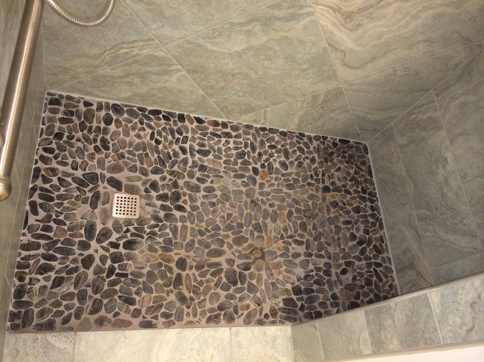 Mittelgroßes Klassisches Duschbad mit Duschnische, schwarzen Fliesen, grauen Fliesen, Porzellanfliesen und beiger Wandfarbe in New York