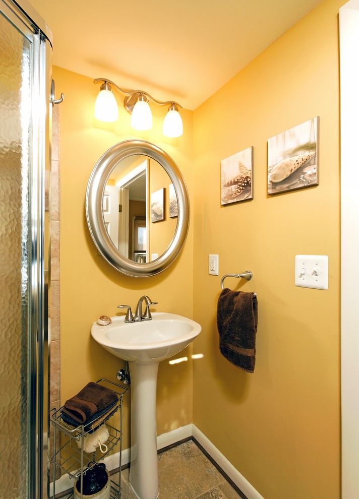 Idéer för att renovera ett vintage badrum, med ett piedestal handfat, en hörndusch och en vägghängd toalettstol
