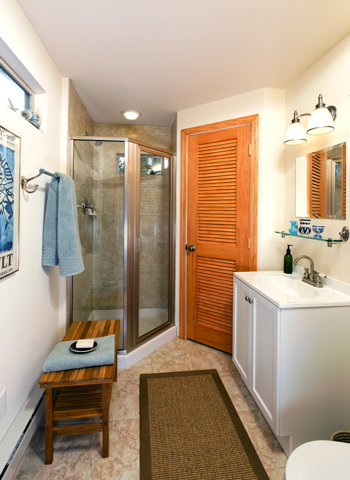 Idée de décoration pour une douche en alcôve tradition avec un lavabo intégré, un placard en trompe-l'oeil, des portes de placard blanches et WC suspendus.