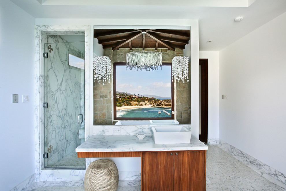Пример оригинального дизайна: ванная комната в средиземноморском стиле с настольной раковиной и плиткой из листового камня