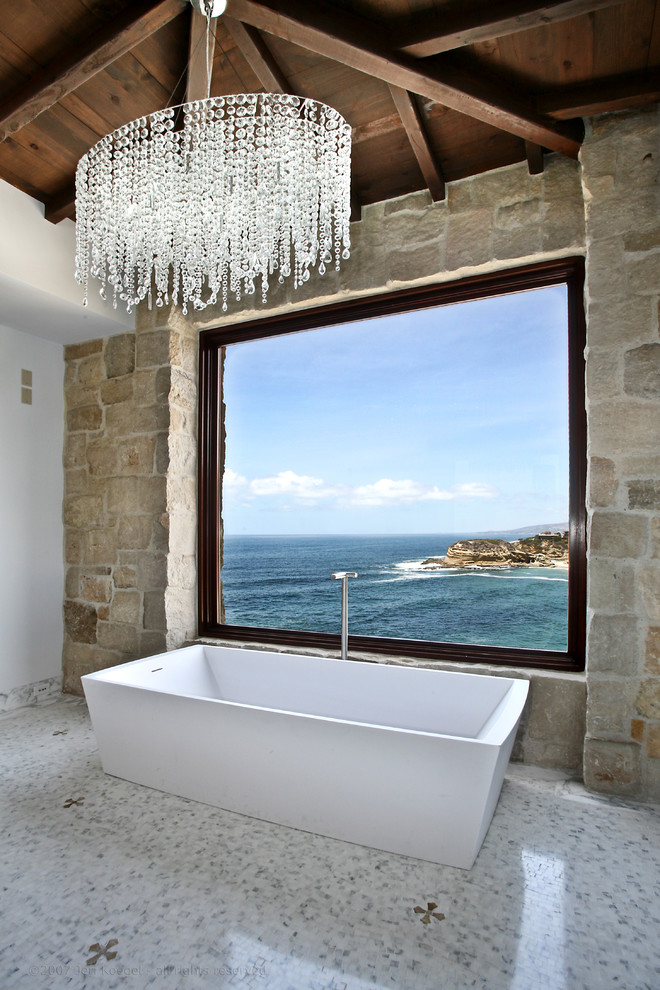Bild på ett medelhavsstil badrum, med ett fristående badkar