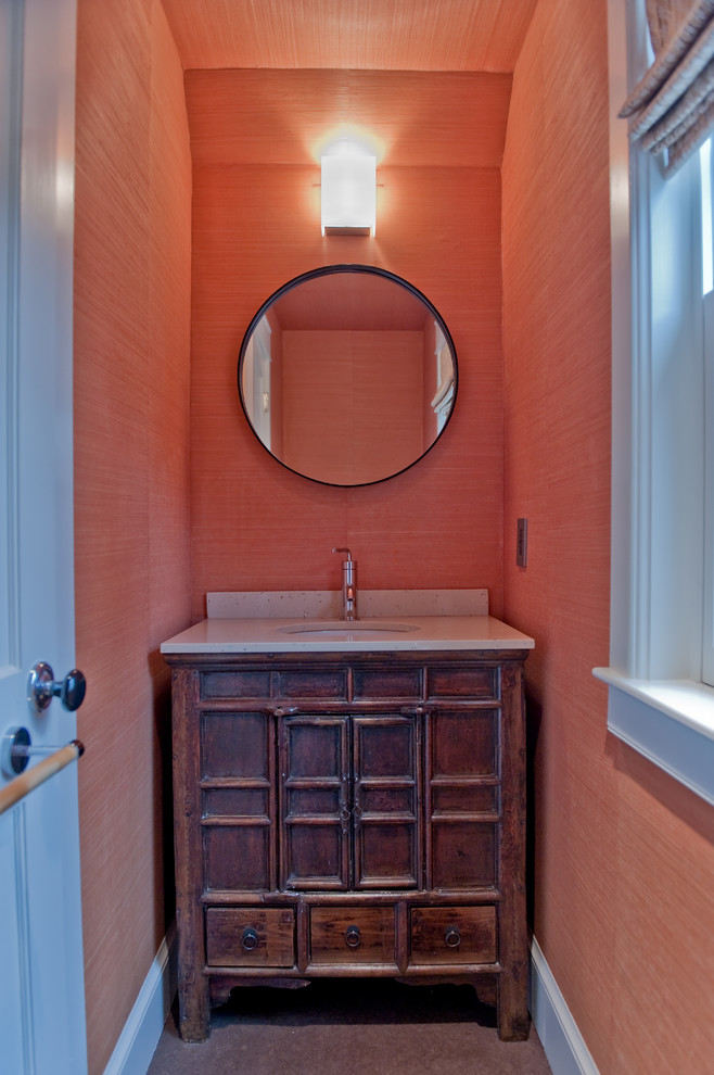 Modelo de cuarto de baño tradicional renovado pequeño con lavabo bajoencimera, puertas de armario de madera oscura, encimera de cuarzo compacto, bañera empotrada, combinación de ducha y bañera, sanitario de una pieza, paredes rojas, suelo de linóleo y aseo y ducha