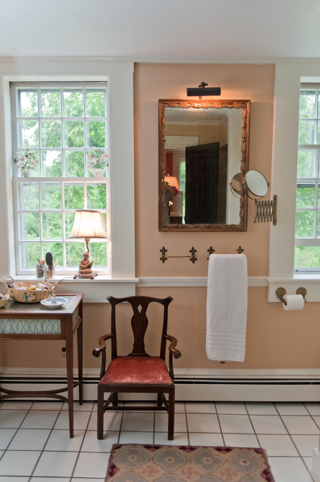На фото: маленькая ванная комната в стиле неоклассика (современная классика) с розовыми стенами и полом из керамической плитки для на участке и в саду