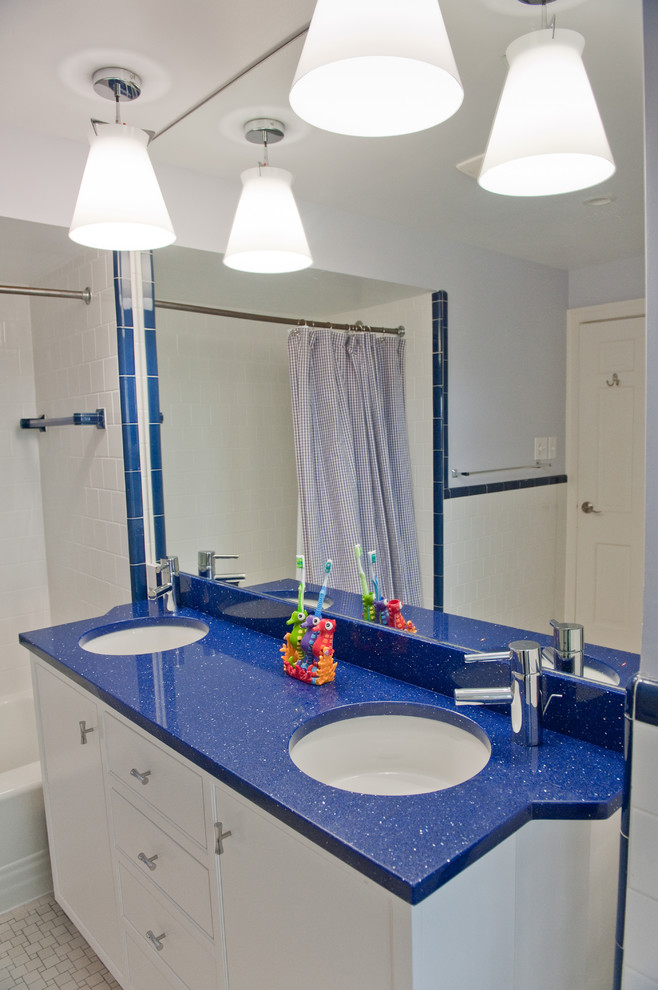 Foto di una piccola stanza da bagno per bambini tradizionale con lavabo sottopiano, ante lisce, ante bianche, top in quarzo composito, vasca ad alcova, vasca/doccia, WC monopezzo, piastrelle bianche, piastrelle in ceramica, pareti blu, pavimento con piastrelle in ceramica e top blu