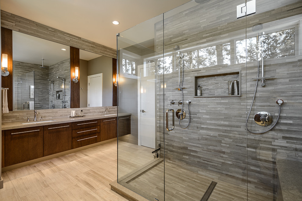 Foto di una stanza da bagno padronale design con lavabo sottopiano, ante lisce, ante in legno bruno, doccia doppia, piastrelle grigie e piastrelle a listelli