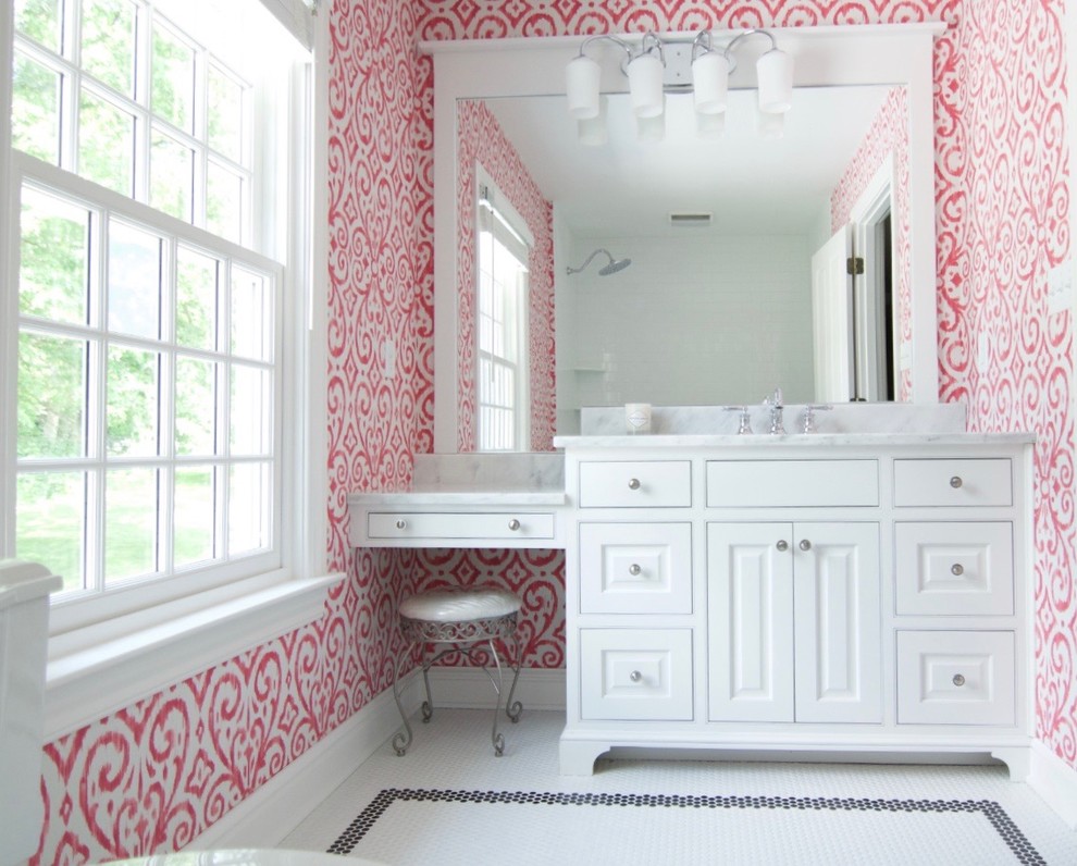 На фото: детская ванная комната среднего размера в классическом стиле с фасадами с декоративным кантом, белыми фасадами, ванной в нише, душем над ванной, раздельным унитазом, белой плиткой, плиткой кабанчик, розовыми стенами, полом из керамогранита, врезной раковиной и мраморной столешницей с