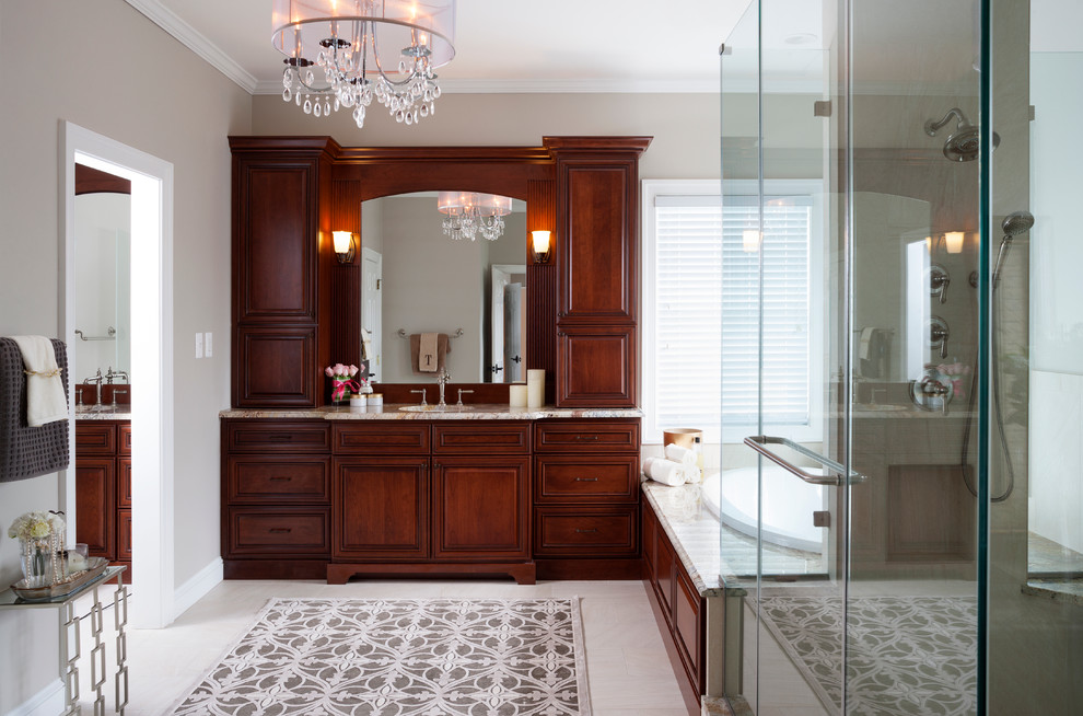 Стильный дизайн: ванная комната в классическом стиле с ванной в нише, угловым душем, серыми стенами и врезной раковиной - последний тренд
