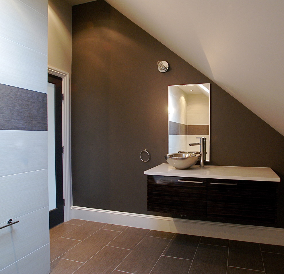 Пример оригинального дизайна: ванная комната в стиле модернизм с настольной раковиной