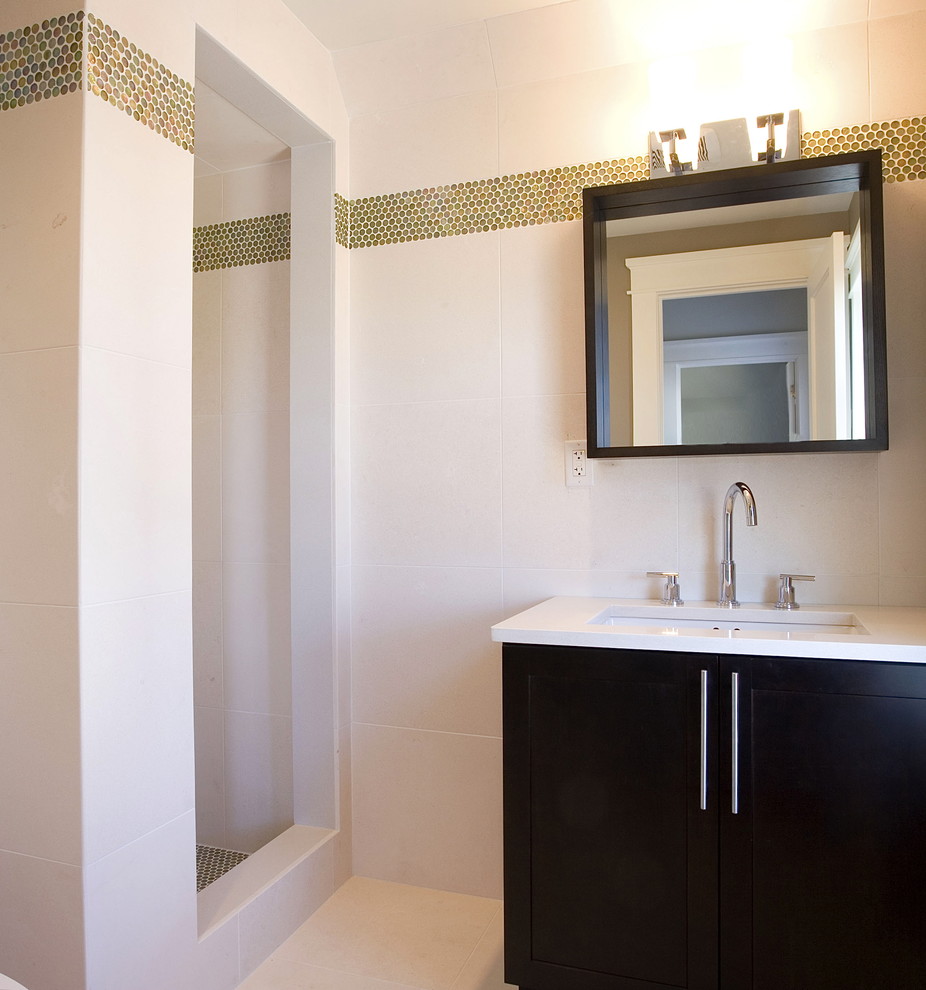 Immagine di una stanza da bagno moderna con lavabo sottopiano, ante in stile shaker, ante nere, doccia alcova e piastrelle bianche