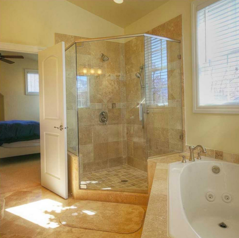 Пример оригинального дизайна: главная ванная комната в стиле неоклассика (современная классика) с накладной ванной, угловым душем, бежевой плиткой, бежевыми стенами и полом из керамической плитки