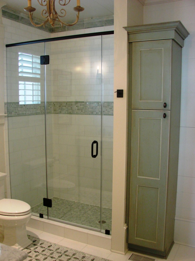 Immagine di una stanza da bagno padronale tradizionale con ante con riquadro incassato, ante verdi, doccia alcova, piastrelle verdi, piastrelle diamantate e pavimento in marmo
