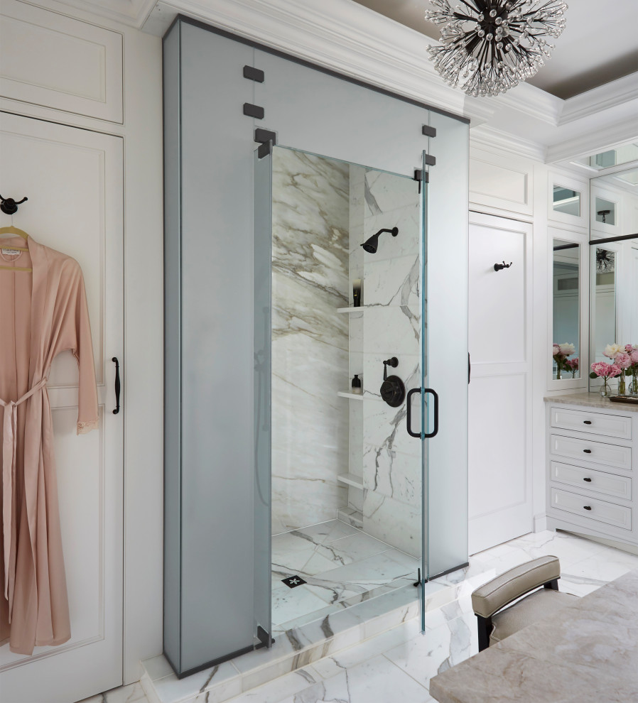 Exemple d'une douche en alcôve principale chic avec un placard à porte affleurante, des portes de placard blanches, un carrelage blanc, un mur blanc, un sol blanc, un plan de toilette beige et meuble-lavabo encastré.