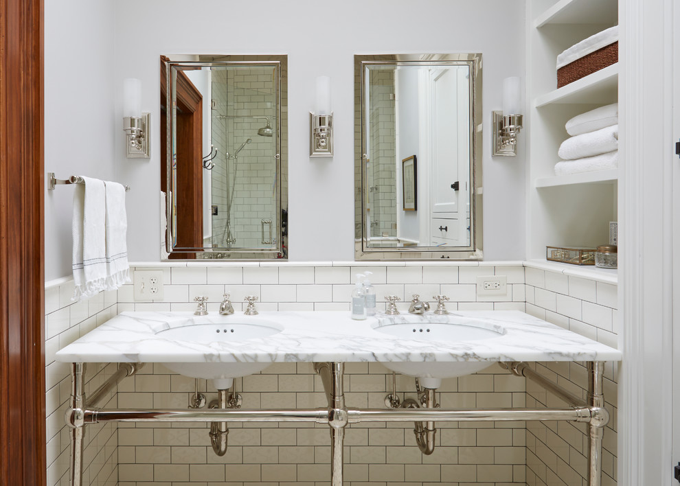 Пример оригинального дизайна: ванная комната в классическом стиле с открытыми фасадами, белой плиткой, врезной раковиной и мраморной столешницей