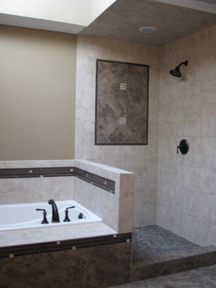 Mittelgroßes Klassisches Badezimmer En Suite mit dunklen Holzschränken, Badewanne in Nische, Eckdusche und beiger Wandfarbe in Chicago