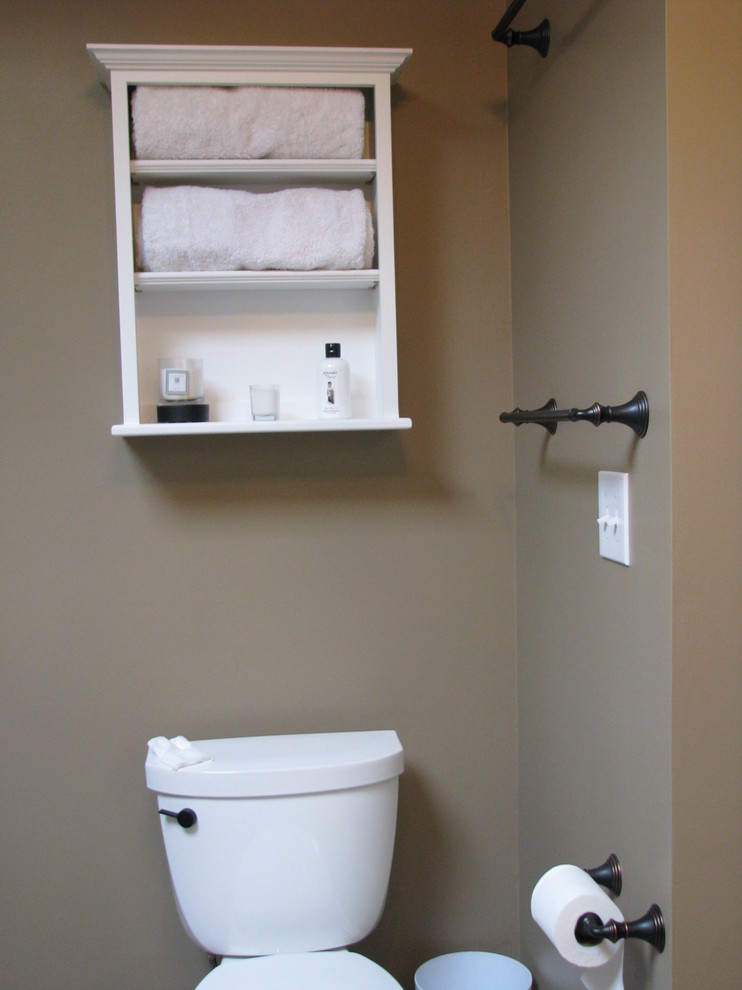 Пример оригинального дизайна: главная ванная комната среднего размера в классическом стиле с темными деревянными фасадами, ванной в нише, угловым душем, раздельным унитазом, бежевыми стенами, врезной раковиной и открытым душем