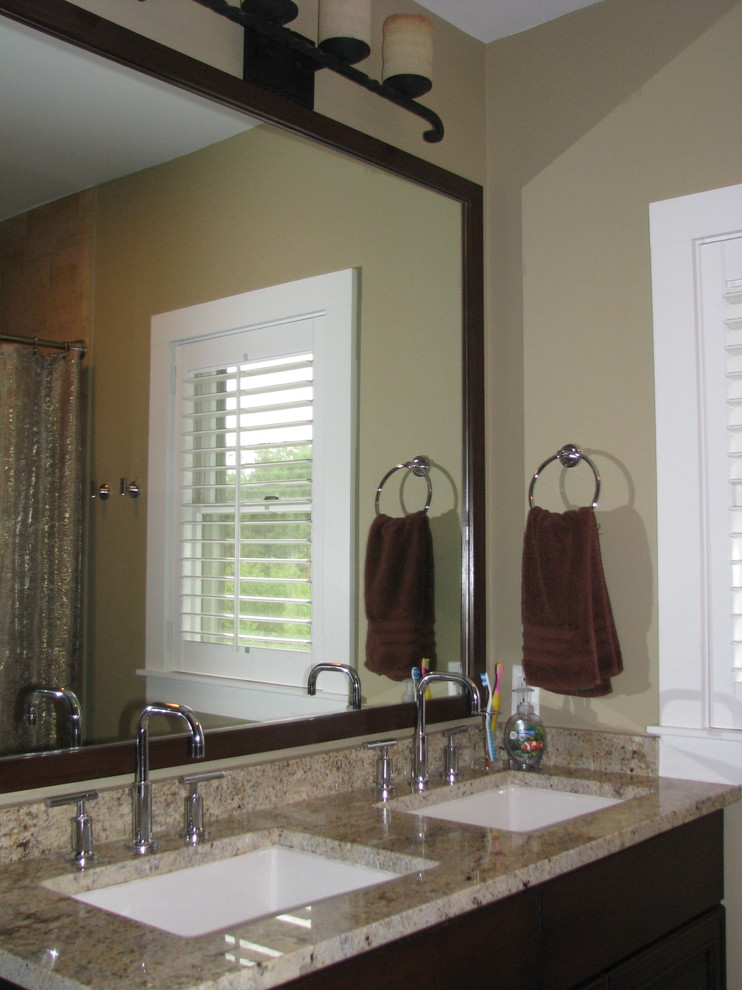 Foto de cuarto de baño principal tradicional de tamaño medio con puertas de armario de madera en tonos medios, sanitario de dos piezas, paredes beige y lavabo bajoencimera
