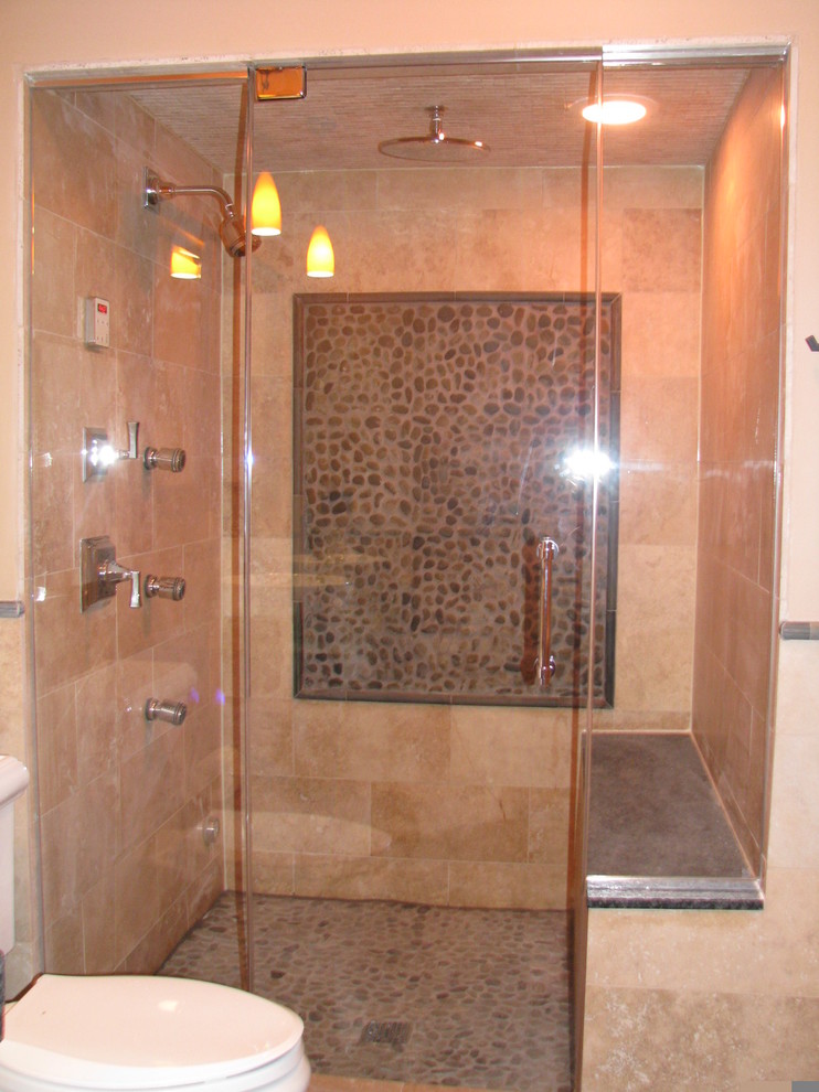 Foto de cuarto de baño principal tradicional de tamaño medio con ducha doble, sanitario de dos piezas, paredes beige, lavabo sobreencimera y ducha con puerta con bisagras