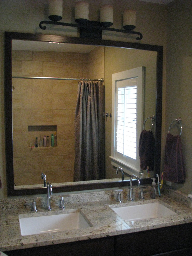 На фото: главная ванная комната среднего размера в классическом стиле с темными деревянными фасадами, ванной в нише, душем над ванной, раздельным унитазом, бежевыми стенами, врезной раковиной и шторкой для ванной