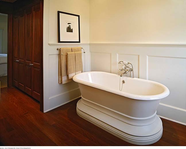 Idee per una grande stanza da bagno padronale vittoriana con vasca freestanding, pareti beige e parquet scuro